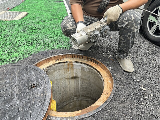 利用CCTV檢視車確認地下污水管線狀況。圖／新北水利局提供